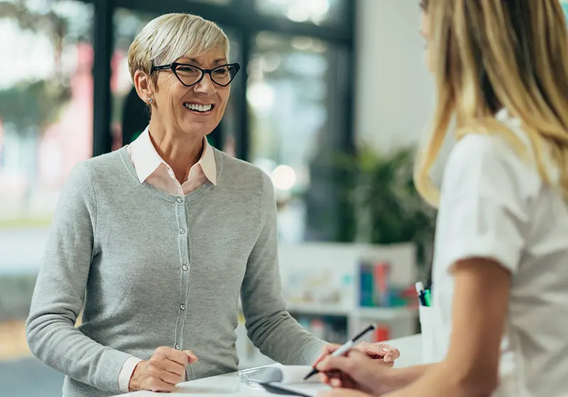 Une cliente avec le sourire